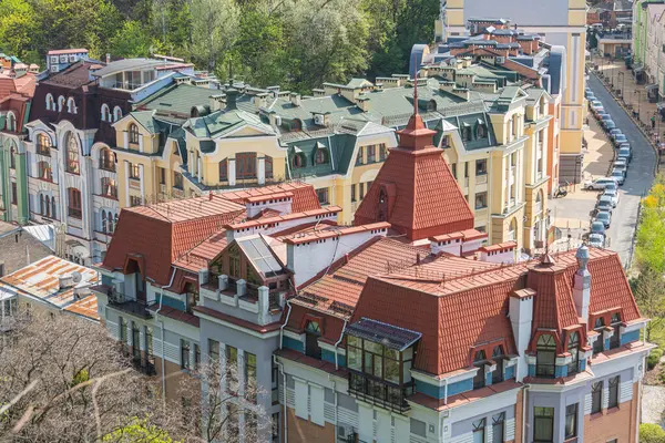 Tarihsel mimarisi, belirgin cepheleri, çeşitli çatı şekilleri, canlı renk paleti, işleyen kentsel çevre, eski şehir bölümü, ana Kyiv, Ukrayna 06-11-2024