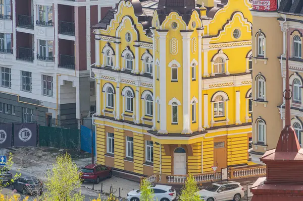 Çarpıcı Ukrayna Diriliş mimari binası, sütunlar, kemerler, dekoratif pencereler ve Eski Dünya cazibesinin modern Kyiv, Ukrayna 06-11-2024 'e zıt olduğu bir şehirde birden fazla kubbe ile zenginleştirilmiş.