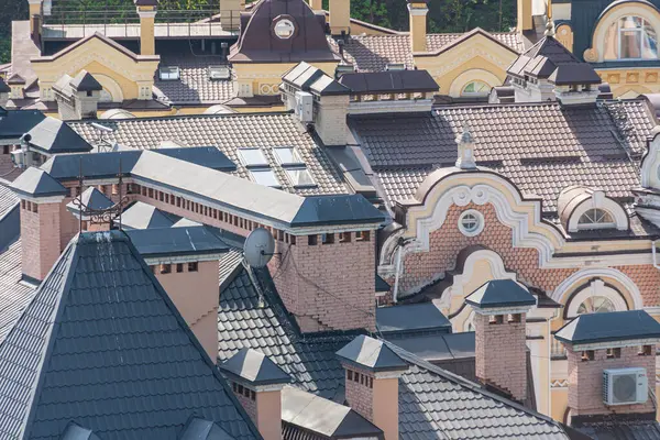 Çatılarda toprak ve canlı renkleri olan çeşitli, doğal şekilli binaların büyüleyici bir hava görüntüsü, organik formlar ve toplum anlayışı sergiliyor Kyiv, Ukrayna 06-11-2024