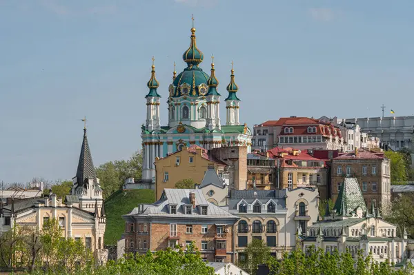 St Andrew Kilisesi - açık mavi gökyüzüne karşı ikonik soğan şekilli kubbelerinin panoramik bir görüntüsü Çeşitli şehir manzarası ve tarihi mimari Contribu Kyiv, Ukrayna 06-11-2024