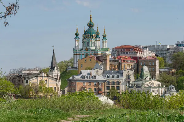 St. Andrew Kilisesi iyi korunmuş yeşil parklar, kendine özgü geleneksel Avrupa mimarisi Kyiv, Ukrayna 06-11-2024 ile tarihi bir şehir manzarasının büyüleyici bir gündüz görüntüsü.