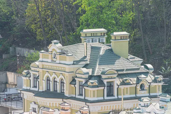 Parlak sarı duvarları ve beyaz süslemeleri olan taştan bir bina mimari tarzların bir karışımını sergiliyor. Çok katlı, balkonlu ve eşsiz çok kubbeli çatısı var. struc Kyiv, Ukrayna 06-11-2024