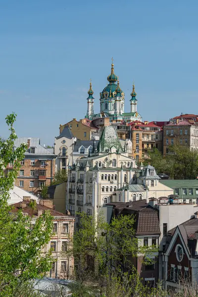 Resim, büyük olasılıkla Ukrayna veya Bizans Kyiv, Ukrayna 06-11-2024 'te olmak üzere birden fazla kubbesi bulunan önemli bir kilise katedralini gösteren, mimari tarzların harmanlandığı canlı, tarihi bir şehir manzarasını resmediyor.