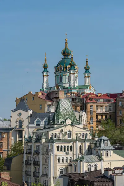 Doğu Ortodoks kilisesinin büyüleyici bir görüntüsü, çoklu soğan-kubbeleri sergileniyor, yoğun olarak inşa edilmiş bir kentsel bölgenin merkezi bir simgesi olarak duruyor.