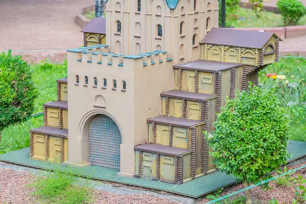 Şato benzeri bir yapının ayrıntılı minyatür kopyası, ortaçağ mimarisini anımsatıyor. Crenellasyonlar, kemerli pencereler, ve yaşlanmış görünüm Kyiv, Ukrayna, 06-11-2024