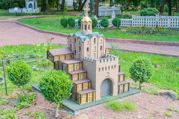 Kulelerin, kemerlerin ve tipik Gotik mimarinin karmaşık detaylarının yer aldığı çok katmanlı bir katedral ya da kilise modeli merkezi kule I Kyiv, Ukrayna 06-11-2024