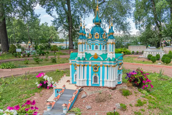 St. Andrew Kilisesi Ukrayna Ortodoks kilisesinin minyatür bir modeli, altın aksanlı parlak mavi ve beyaz duvarlar ve karmaşık desenler - Kyiv, Ukrayna 06-11-2024.