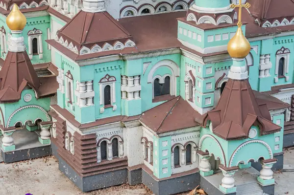 Bir Ukrayna Ortodoks kilisesinin altın aksanlı ve haçlı minyatür maketi Kyiv, Ukrayna 06-11-2024.