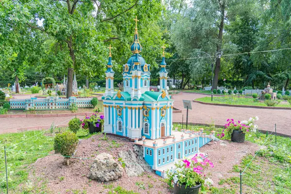 Minyatür bir Ukrayna tarzı kilise, mavi ve beyaz renk şeması ve çoklu evcilleştirilmiş, park benzeri bir ortamda kurulmuştur. Modelde karmaşık detaylar sergilenmektedir, şeker Kyiv, Ukrayna 06-11-2024