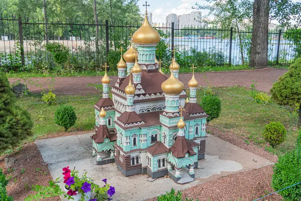 Bir Ukrayna Ortodoks kilisesinin altın aksanlı ve haçlı minyatür maketi Kyiv, Ukrayna 06-11-2024.