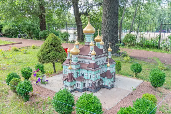 Bir Ukrayna Ortodoks kilisesinin altın aksanlı ve haçlı minyatür maketi Kyiv, Ukrayna 06-11-2024.