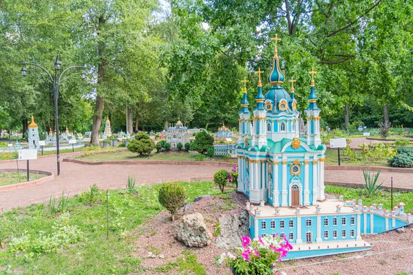 Renkli, soğan şekilli kubbeleri olan minyatür bir Ukrayna Ortodoks kilise modeli bir bahçe veya park düzeninde sergilenmektedir. Mimari stil Doğu Ortodoksluğu ve t Kyiv, Ukrayna 06-11-2024