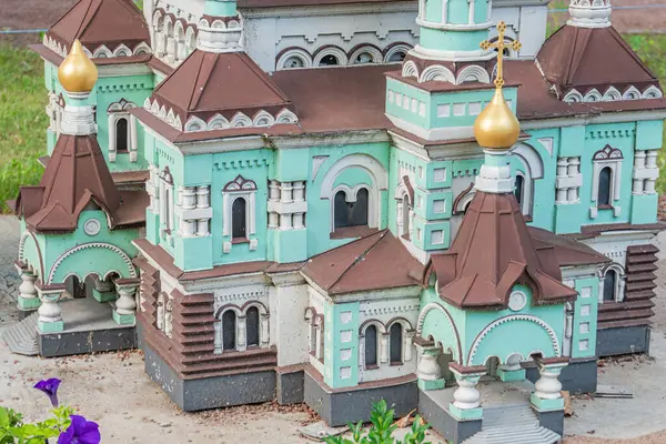 Bir Ukrayna Ortodoks kilisesinin altın aksanlı ve haçlı minyatür maketi Kyiv, Ukrayna 06-11-2024.