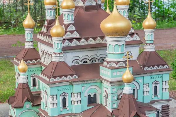 Bir Ukrayna Ortodoks kilisesinin altın aksanlı ve haçlı minyatür maketi Kyiv, Ukrayna 06-11-2024.