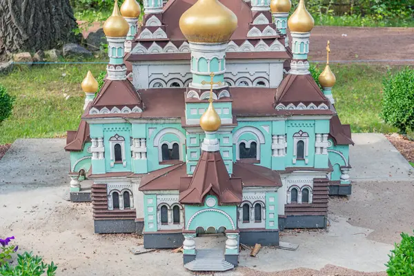 Bir Ukrayna Ortodoks kilisesinin altın aksanlı ve haçlı minyatür maketi Kyiv, Ukrayna 06-11-2024.