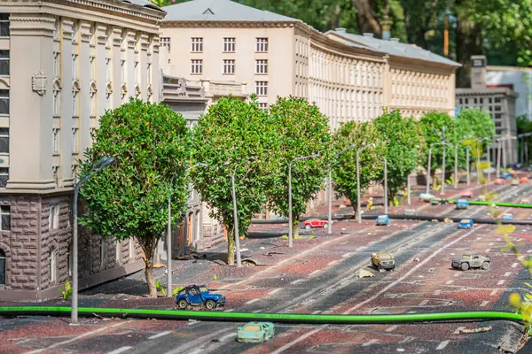 Klasik mimari, konut ve ticari binalar, ağaçlar, işaretli yaya geçitleri, altyapı çalışmaları, araçlar, gerçekçi detay Kyiv, Ukrayna 06-11-2024