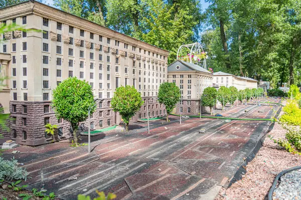 Modern dokunuşlara sahip tarihi bir bina. Eşit aralıklı pencereler, merkezi pedikür ve modern bir Kyiv 'in simetrik tasarımı gibi klasik unsurlara sahip. 06-11-2024