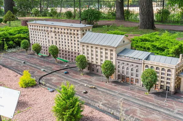 Çeşitli mimari tarzlara sahip hareketli bir şehrin ayrıntılı diyoramaları. Ön plandaki bina neoklasik tasarıma sahipken, arka plandaki binalar Urba Kyiv, Ukrayna 06-11-2024