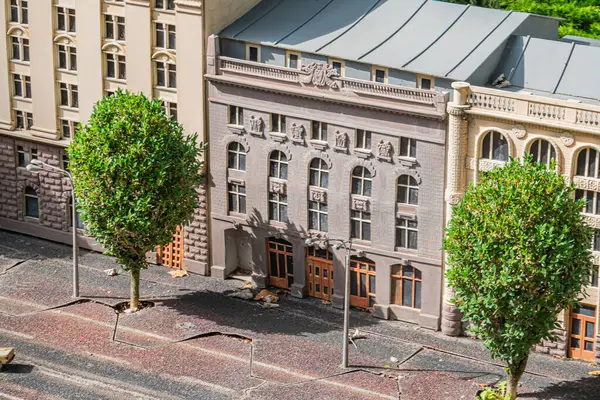 Simetrik cepheli detaylı bir minyatür neoklasik yapı modeli, Corinthian sütunları, pedikürleri, çift kapılar, yan pencereler, çoklu cam üst pencereler, frizler, Kyiv, Ukrayna 06-11-2024