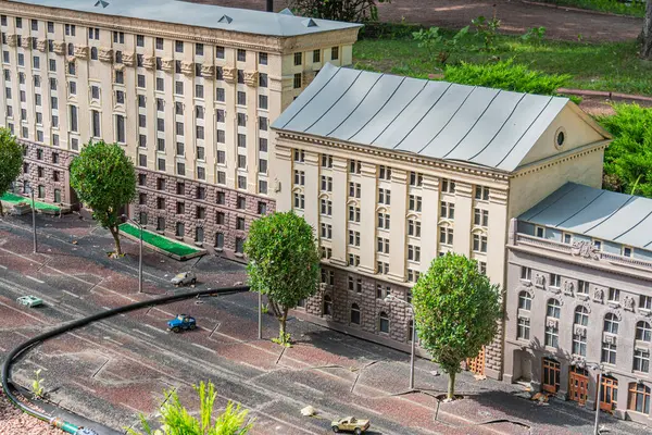 Klasik detaylar ve karmaşık mimari özelliklerle süslenmiş büyük bir Avrupa binasının titizlikle hazırlanmış tarihi bir maketi. Kyiv, Ukrayna 06-11-2024