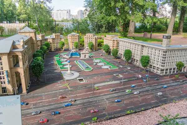 Merkezi neoklasik Roma yapısı, çeşitli binalar, kentsel düzen, trafik ışığı Kyiv, Ukrayna 06-11-2024