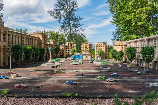 Şehir meydanını ya da kamusal alanı temsil eden bir şehir manzarasının minyatür mimari modelini gösteren model, tarihi ya da eklektik stil bu Kyiv, Ukrayna 06-11-2024