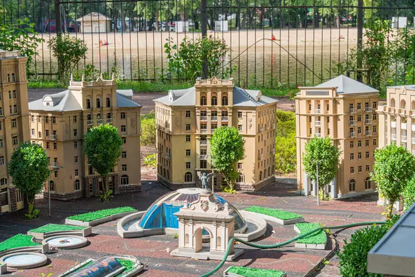 Avrupa mimarisinden esinlenilerek yapılmış minyatür bir kentsel manzarada klasik tasarım unsurları, simetrik sütunlar, kemerler, taretler, kubbeler, Kyiv, Ukrayna 06-11-2024