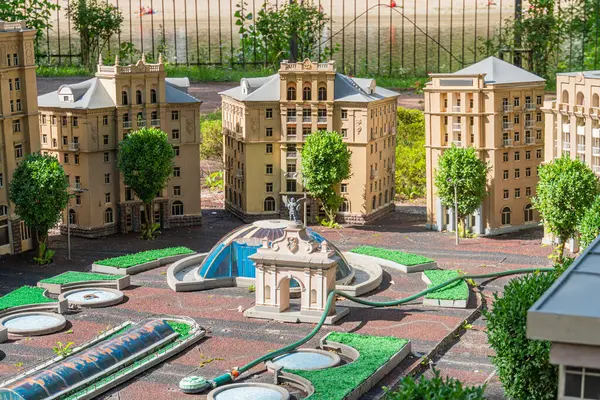 Avrupa Rönesans Barok mimarisini taklit eden çeşitli yapılara sahip tarihi bir şehrin detaylı bir minyatür modeli merkezi yapı Kyiv, Ukrayna 06-11-2024