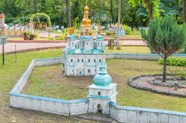 Aziz Sophia Katedrali, Kyiv, minyatür. Çiçek ya da geometrik desenlerle süslenmiş parlak mavi ve beyaz duvarları olan küçük bir Ukrayna kilisesi, yeşillikler arasında göze çarpıyor - Kyiv, Ukrayna 06-11-2024.