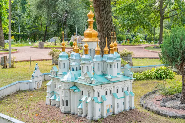 Aziz Sophia Katedrali, Kyiv, minyatür. Çiçek ya da geometrik desenlerle süslenmiş parlak mavi ve beyaz duvarları olan küçük bir Ukrayna kilisesi, yeşillikler arasında göze çarpıyor - Kyiv, Ukrayna 06-11-2024.