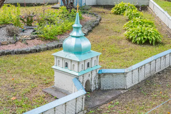 Aziz Sophia Katedrali, Kyiv, minyatür. Çiçek ya da geometrik desenlerle süslenmiş parlak mavi ve beyaz duvarları olan küçük bir Ukrayna kilisesi, yeşillikler arasında göze çarpıyor - Kyiv, Ukrayna 06-11-2024.