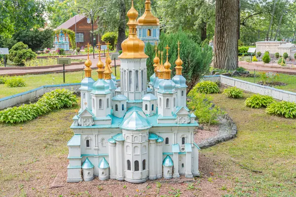 Aziz Sophia Katedrali, Kyiv, minyatür. Çiçek ya da geometrik desenlerle süslenmiş parlak mavi ve beyaz duvarları olan küçük bir Ukrayna kilisesi, yeşillikler arasında göze çarpıyor - Kyiv, Ukrayna 06-11-2024.