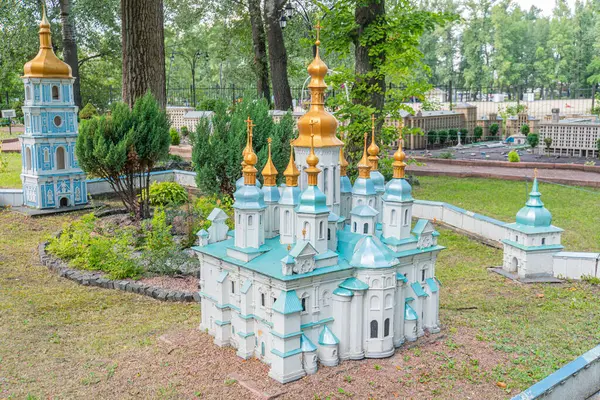 Aziz Sophia Katedrali, Kyiv, minyatür. Çiçek ya da geometrik desenlerle süslenmiş parlak mavi ve beyaz duvarları olan küçük bir Ukrayna kilisesi, yeşillikler arasında göze çarpıyor - Kyiv, Ukrayna 06-11-2024.