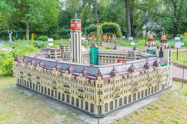 Tapınak kompleksinin minyatür modeli karmaşık mimari, canlı renkler, çeşitli çatı stilleri ve iyi planlanmış bir manzara. Sanatçılık kültürel s Kyiv, Ukrayna 06-11-2024 'ü yansıtıyor.