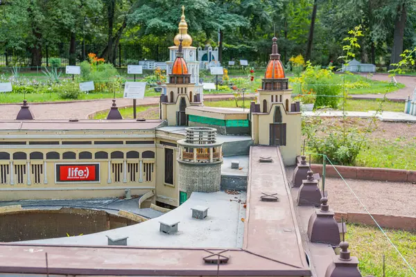 Tapınak kompleksinin minyatür modeli karmaşık mimari, canlı renkler, çeşitli çatı stilleri ve iyi planlanmış bir manzara. Sanatçılık kültürel s Kyiv, Ukrayna 06-11-2024 'ü yansıtıyor.