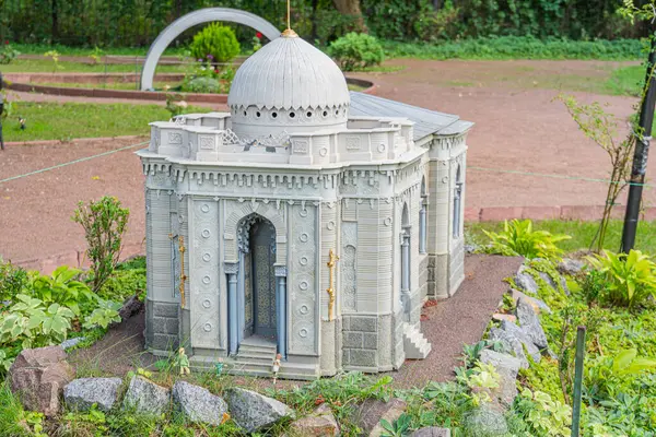 Bir Osmanlı stili yapı modeli karmaşık tasarımlar, çoklu kubbeler ve kemerler sergiler Ön cephe geometrik desenler, kaligrafi, toprak renkleri ve altın aksanlar T Kyiv, Ukrayna 06-11-2024