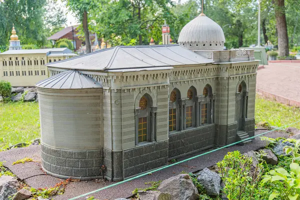 Merkezi kubbeli ve kemerli pencereli tarihi Osmanlı tarzı bir binanın detaylı bir maketi, bahçe veya park ortamında sergileniyor. Model, Stonebri Kyiv, Ukrayna 06-11-2024