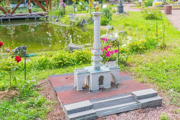 Çimento bloklarından ya da benzer malzemelerden yapılmış küçük, sade bir pavyon ile sakin bir açık hava ortamı iyi korunmuş bir bahçe ve bir çeşme M Kyiv, Ukrayna 06-11-2024
