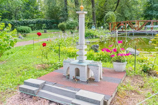 Merkezi oturma alanına sahip sazdan bir bambu çatısı olan ve üç taraftan çevrili büyüleyici, geleneksel bir Doğu Asya minyatür pavyonu Kyiv, Ukrayna 06-11-2024