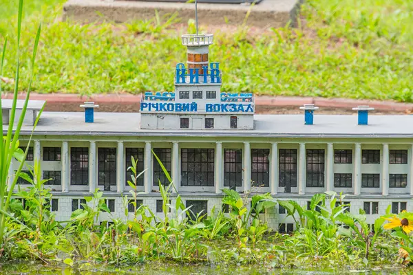 Minyatür Lenins Mozolesi Lenins Mozolesi Mezarlığı 'nın Sovyet dönemi mimari tarzı çimen ve bitkilerle dolu dış mekan, kırmızı aksanlı beyaz cephe, Mimi Kyiv, Ukrayna 06-11-2024