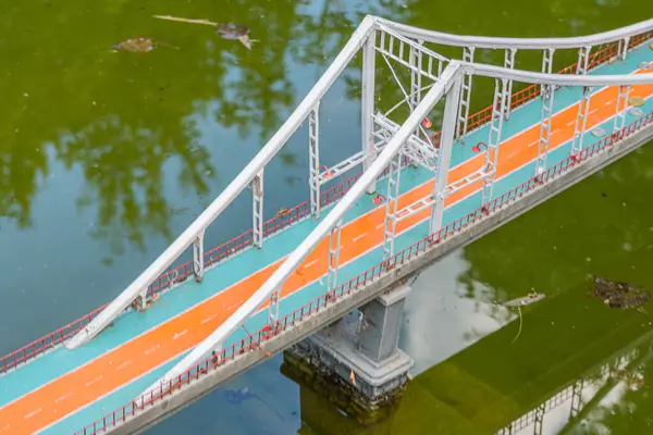 Modern yaya bisiklet köprüsü, parlak tasarım, bölünmüş yeşil turuncu şeritler, güverte ortamına karşı beyaz yapısal unsurlar, sağlam meta Kyiv, Ukrayna 06-11-2024