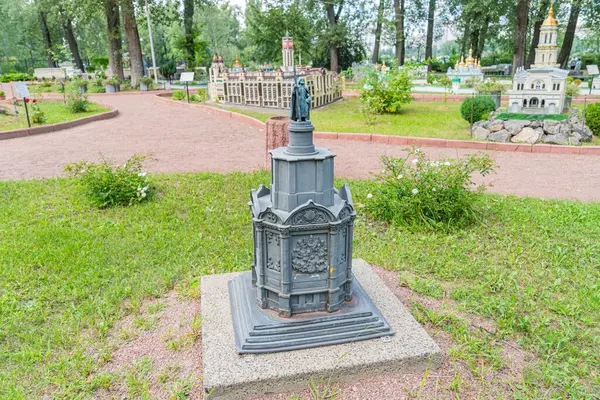 Büyük Vladimir. Karmaşık detaylarla süslenmiş, tarihsel olarak kayda değer, bağımsız bir yapı. Kyiv, Ukrayna 06-11-2024