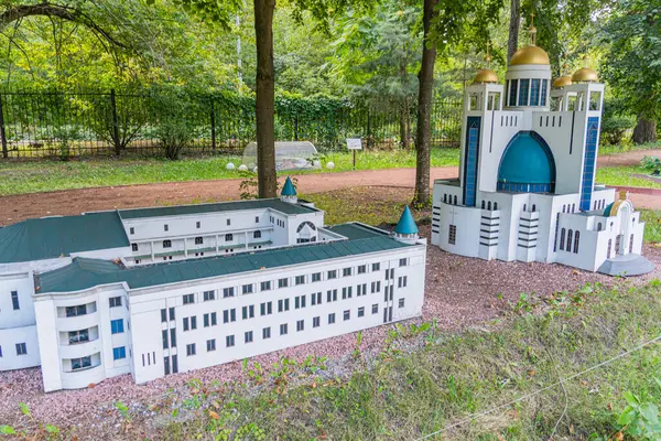 Yüksek minaresi ve altın kubbesi olan ana binayı gösteren bir cami kompleksinin ayrıntılı minyatür modeli. Çevredeki binalar çeşitli çatı şekilleri ve pencere Kyiv, Ukrayna 06-11-2024