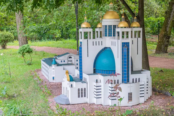 Kubbeli minyatür bir Osmanlı mimari kompleksinin resmi, bir park veya miras alanında yer alan merkez binada büyük mavi bir kubbe ve Geom Kyiv, Ukrayna 06-11-2024