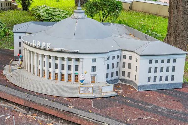 Ukrayna Ulusal Sirki. Yuvarlak, geniş kemerli pencereli, klasik mimari ve tarihsel öneme sahip minyatür bir model olan Kyiv, Ukrayna 06-11-2024