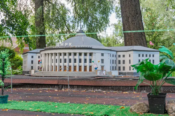 Ukrayna Ulusal Sirki. Yuvarlak, geniş kemerli pencereli, klasik mimari ve tarihsel öneme sahip minyatür bir model olan Kyiv, Ukrayna 06-11-2024