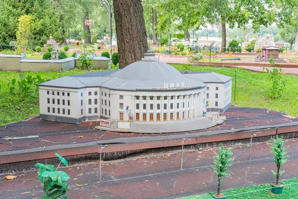 Ukrayna Ulusal Sirki. Yuvarlak, geniş kemerli pencereli, klasik mimari ve tarihsel öneme sahip minyatür bir model olan Kyiv, Ukrayna 06-11-2024