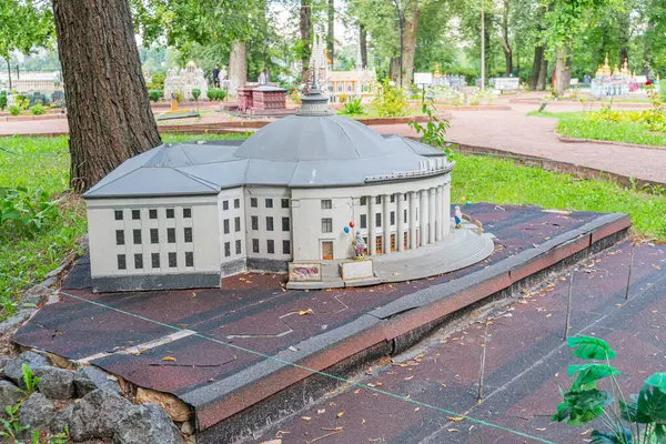 Ukrayna Ulusal Sirki. Yuvarlak, geniş kemerli pencereli, klasik mimari ve tarihsel öneme sahip minyatür bir model olan Kyiv, Ukrayna 06-11-2024