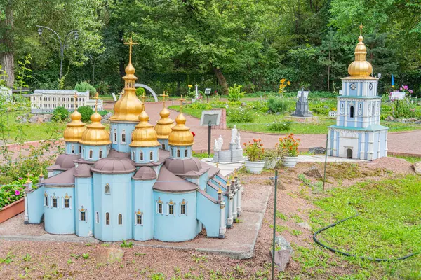 St. Michael 's Altın Kubbe Manastırı. Soğan şekilli kubbeler ve kuleler sergilenen minyatür bir Ukrayna kilise modeli, haçlı bir bahçe kulesi - Kyiv, Ukrayna 06-11-2024.