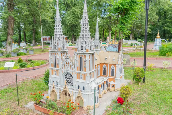 Detaylı minyatür Gotik katedral modeli, sivri kemerler, tırtıklı tuğlalar, uçan payandalar ve canlı vitray Aziz Nicholas Roma Katolik Kilisesi Kyiv, Ukrayna 06-11-2024.
